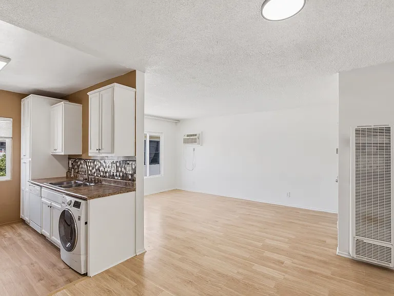 Lillian Way Apartments — Photo 8