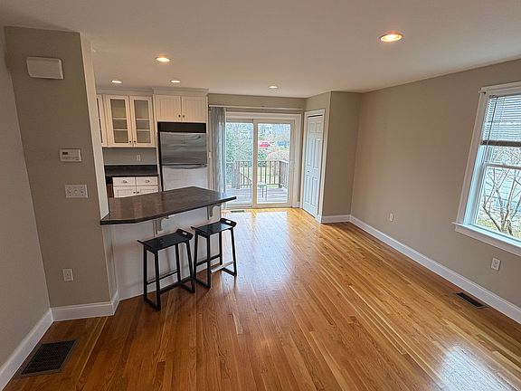 4th image of 210 Derby St
