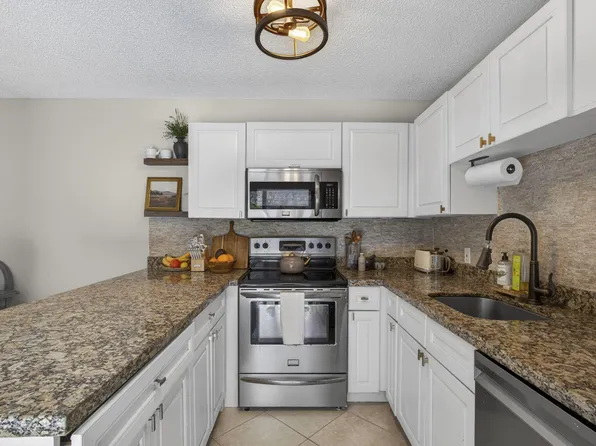 121 1st Terrace, Palm Beach Gardens, FL 33418