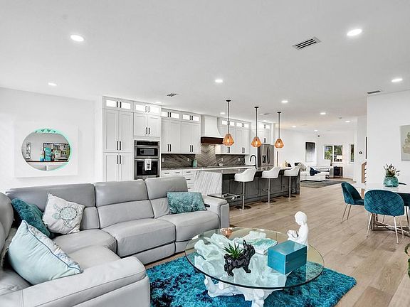 4th image of 6800 Via Regina