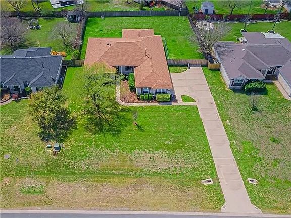 4th image of 3018 Red Bud Ln