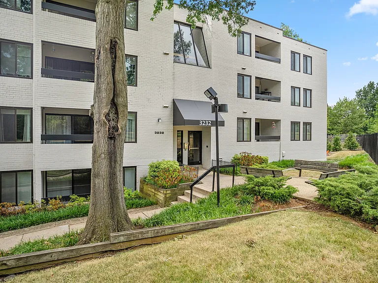 Professionally Landscaped Community