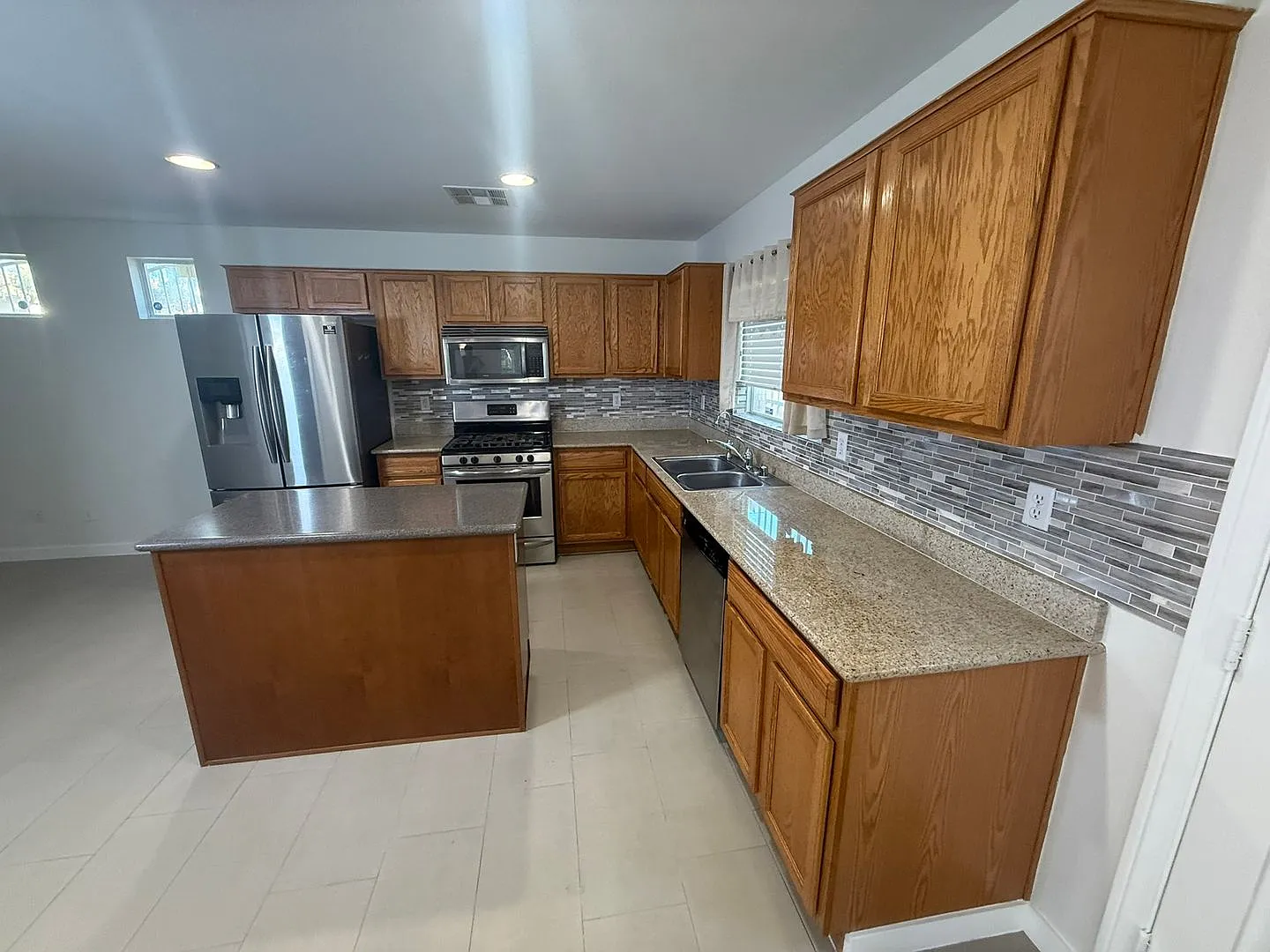 Charming home located near Nellis Blvd & Lake Mead Blvd — Photo 4