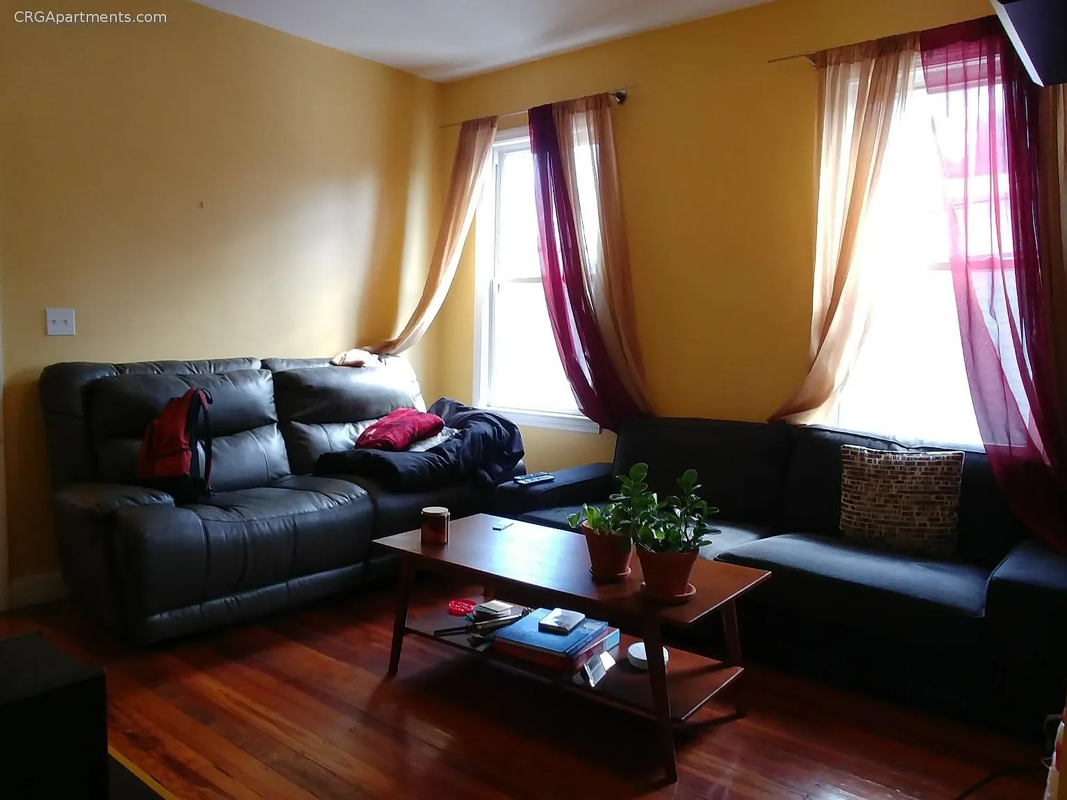 3 bed, 1.0 bath, 1200 sqft, $3,700 — Photo 3