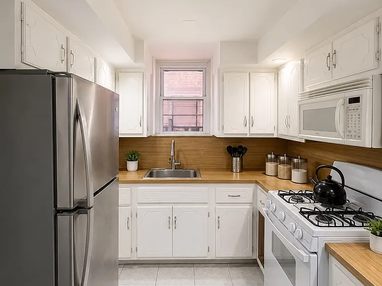 140 E 51st St #1 — Photo 2