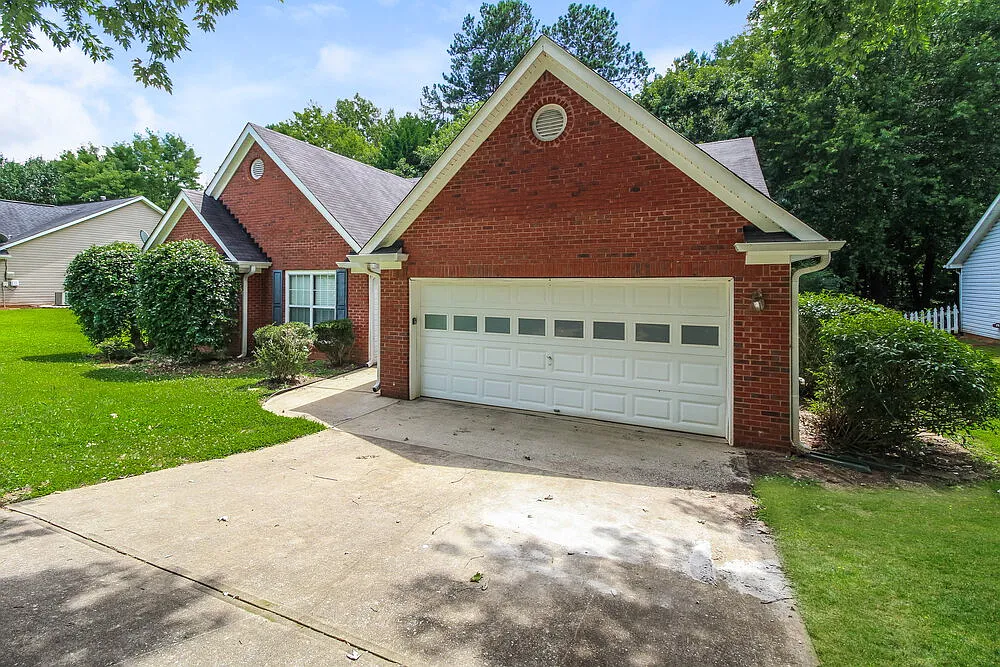 3 bed, 2.0 bath, 1996 sqft, $1,945 — Photo 2