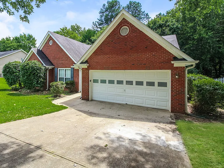 5729 Lakeview Cir — Photo 2
