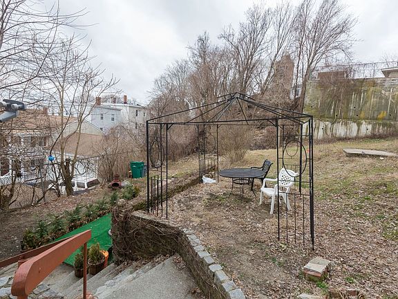 5th image of 35 Essex Ct