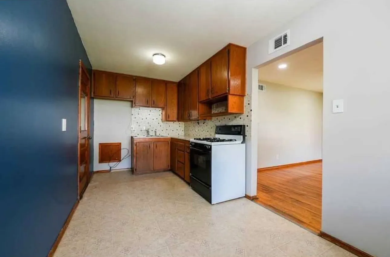 3 bed, 864 sqft, $1,300 — Photo 2
