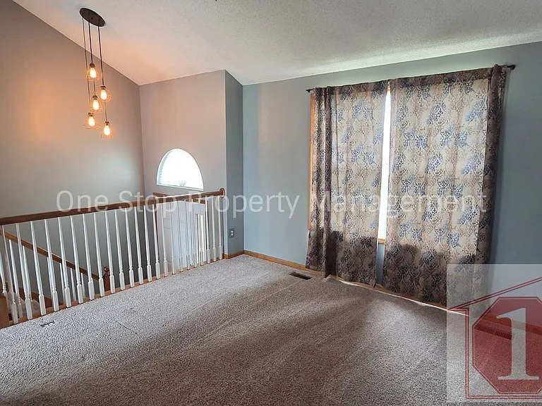 1317 S Huntington Dr — Photo 4