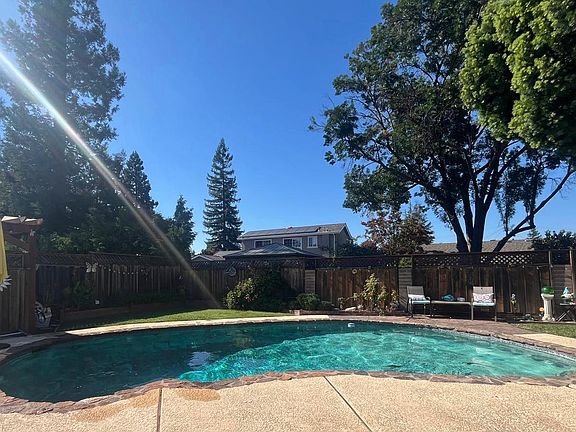 3rd image of 1095 Arroyo Seco Dr