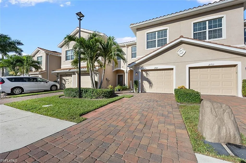 3 bed, 2.5 bath, 1742 sqft, $2,200 — Photo 2
