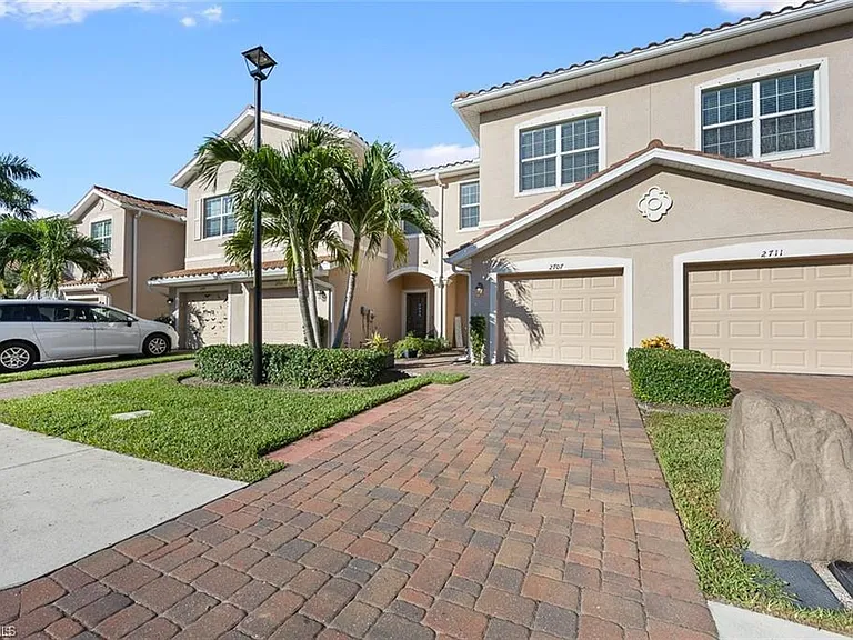 2707 Blossom Way — Photo 2