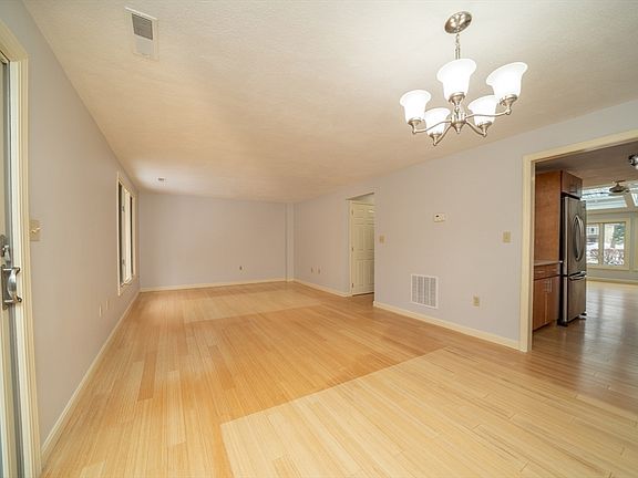 4th image of 61 Brickett Hill Cir