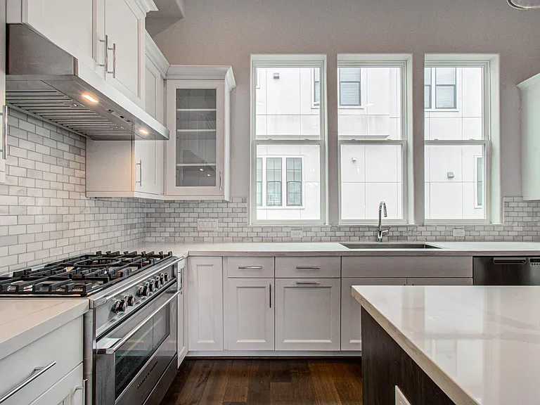 9532 London Bridge Sta — Photo 18