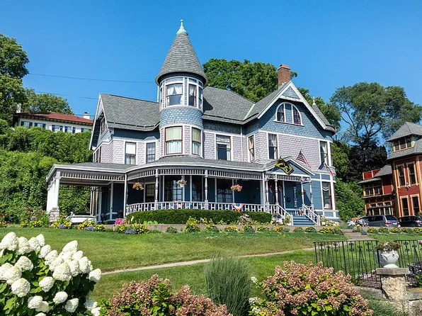 1105 Grove Ter, Dubuque, IA 52001