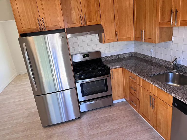 473 W Sunset Blvd — Photo 4