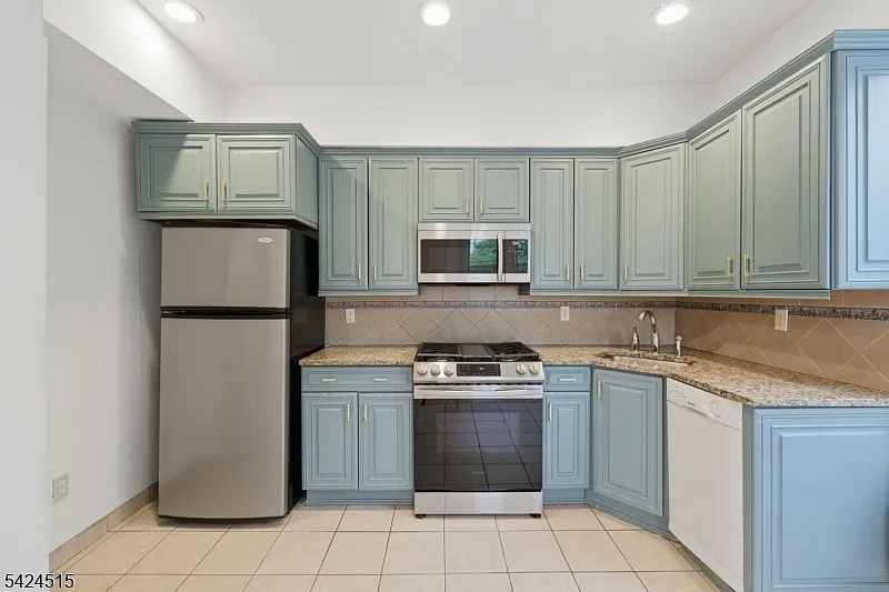 Building Photo - 382-384 Belleville Ave #2L