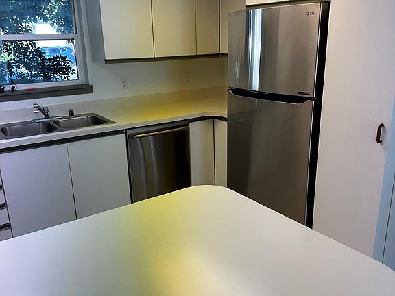 3rd image of 220 N Lefevre St #1