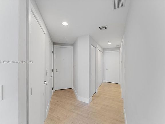 5th image of 16385 Biscayne Blvd #1901