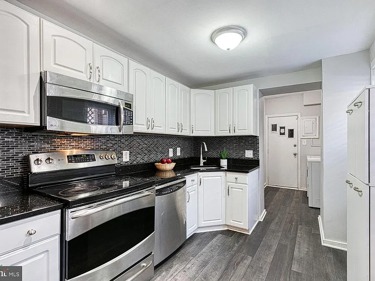 106 S Castle St — Photo 1