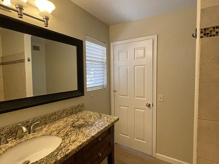 742 N Slate St — Photo 15