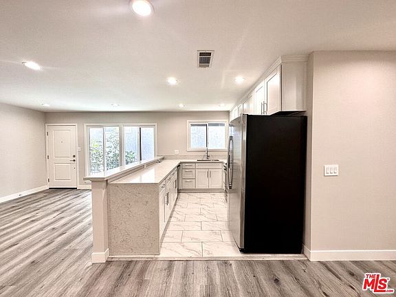 4th image of 854 S Sherbourne Dr #4