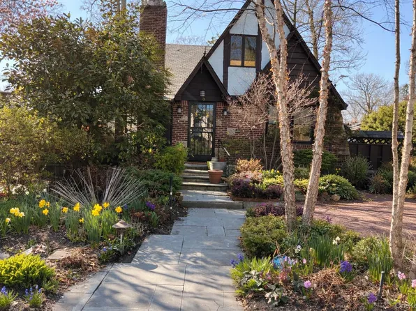 3 Crestwood Place, Great Neck, NY 11024