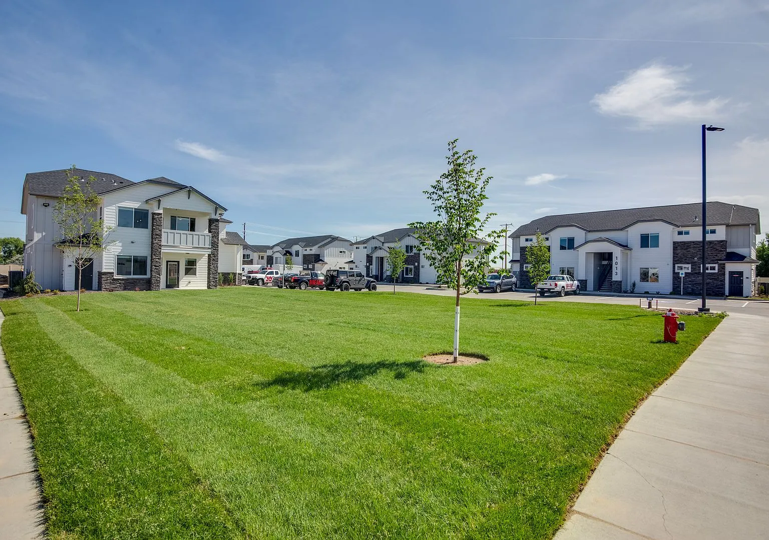 Now Leasing! Beautiful Open Concept Living! — Photo 2