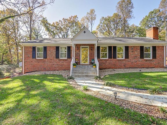 3rd image of 136 Lamont Cir