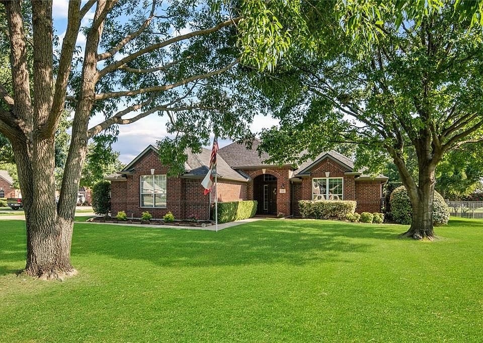 1st image of 102 Sunset Cir