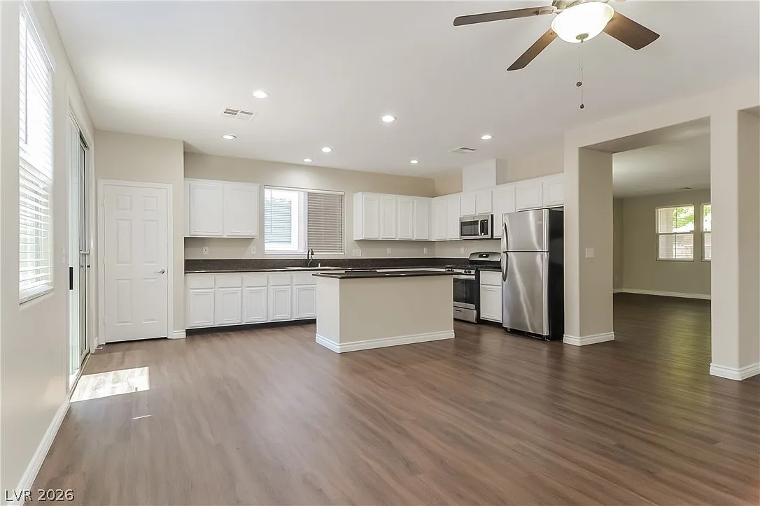 3 bed, 2.0 bath, 1803 sqft, $2,275 — Photo 4