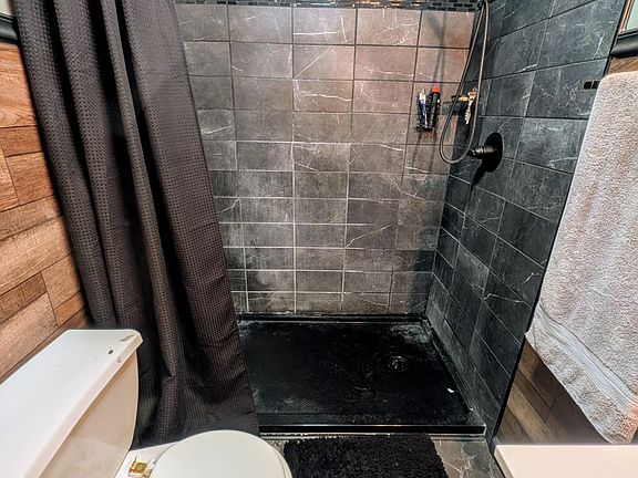 5th image of 108 Erwin St