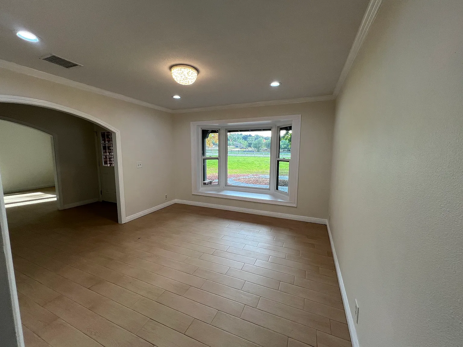 5 bed, 3.5 bath, 3166 sqft, $5,300 — Photo 3