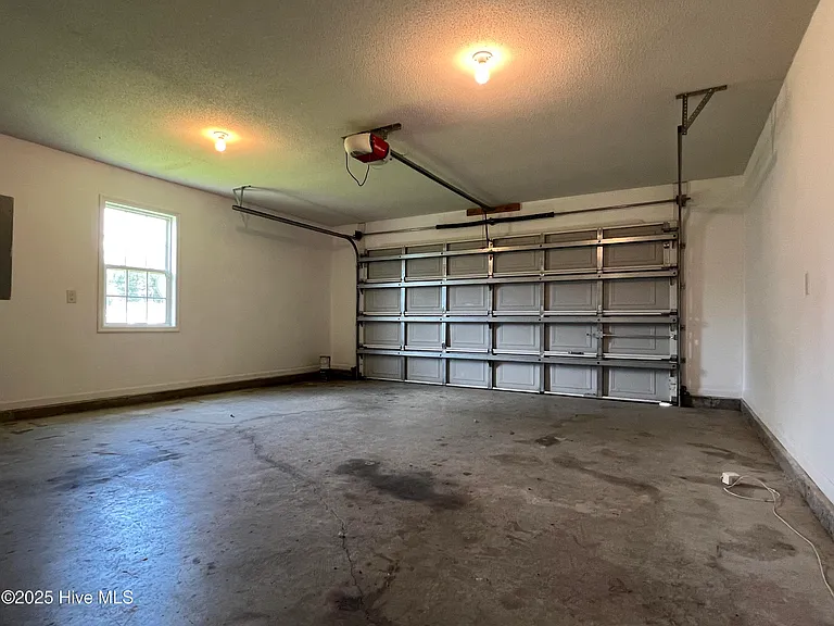 304 Mann St — Photo 34