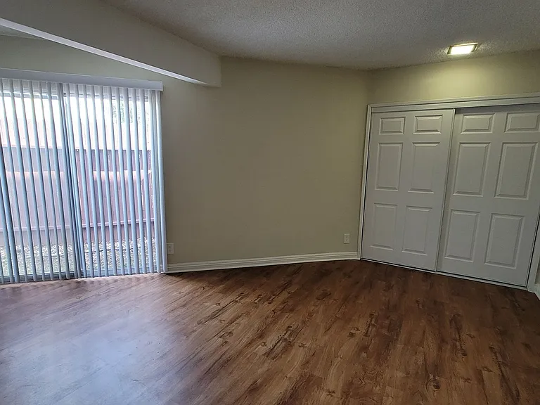 Lido Isle Apartments — Photo 28
