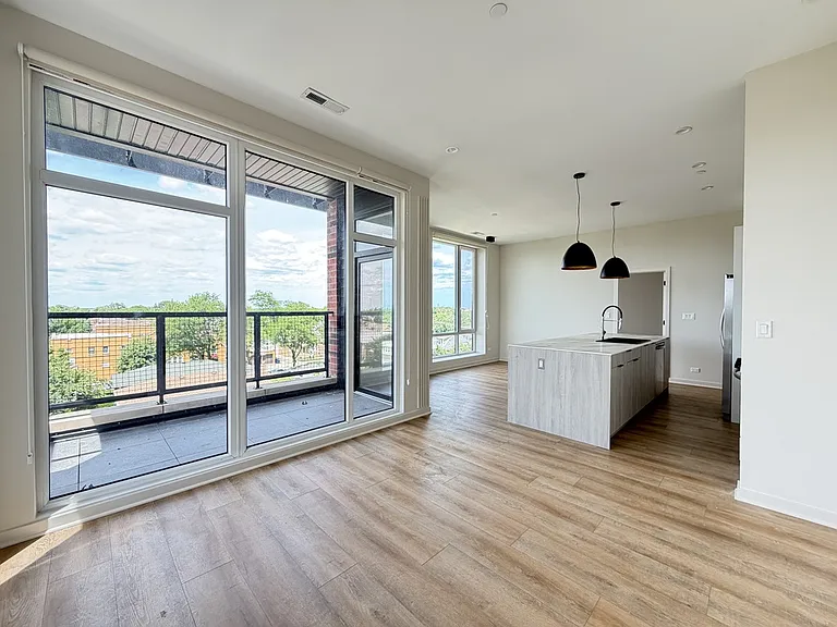3207 N Narragansett Ave #504 — Photo 9
