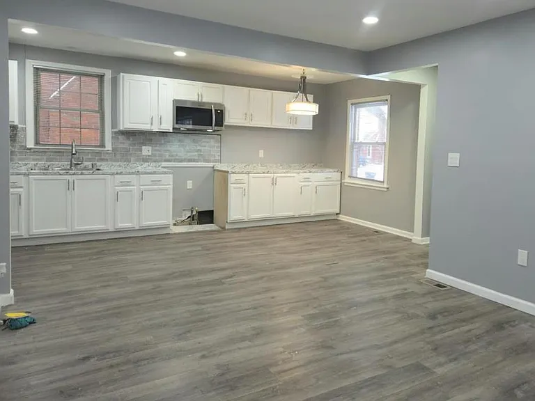 8254 Sussex St — Photo 6