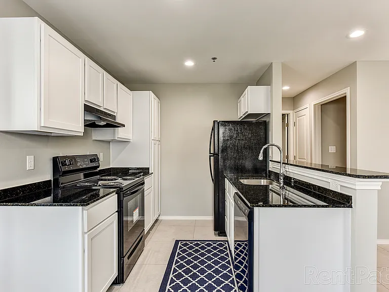 Mercedes Place Apartments — Photo 22