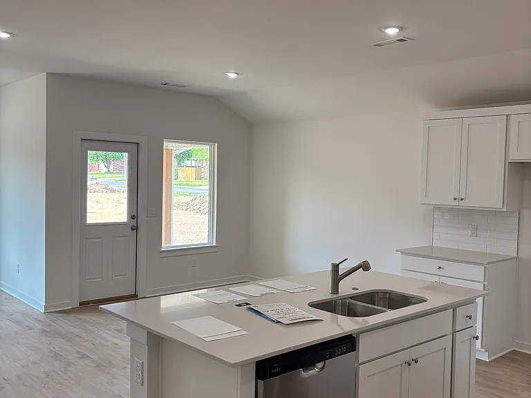 814 Heeler Ave — Photo 3