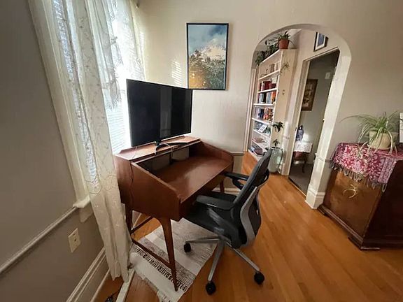 Work/study desk space for en suite productivity! Additional workspaces available in common spaces on Level 1.