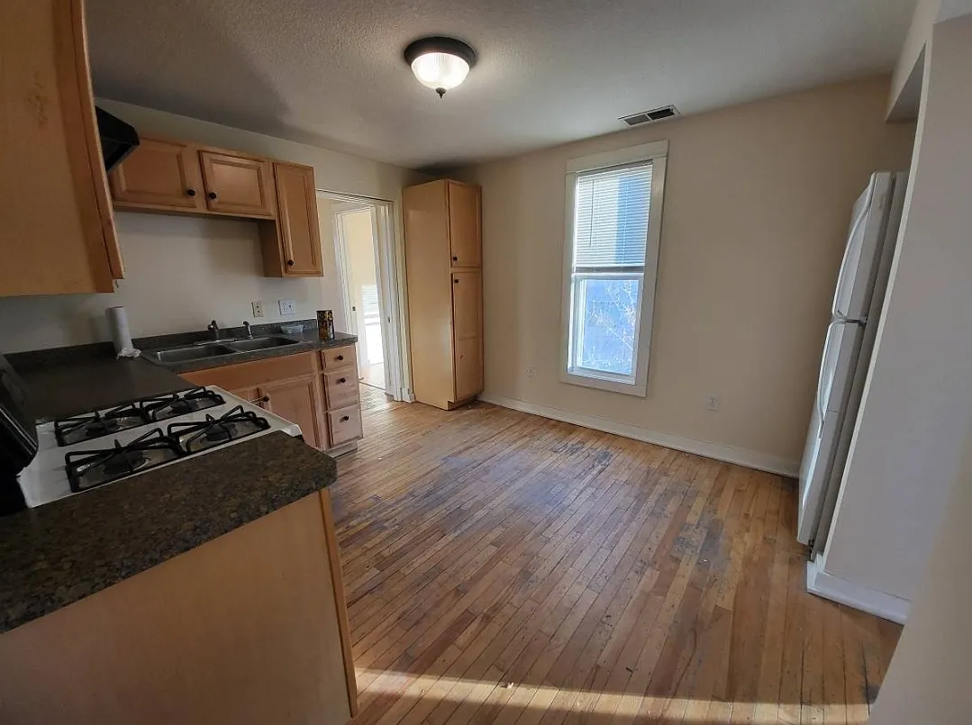 3 bed, 1200 sqft, $1,850 — Photo 3