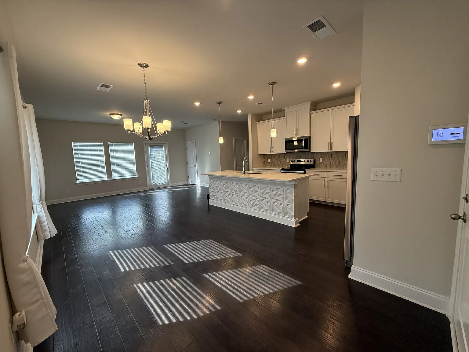3 bed, 2.5 bath, 1834 sqft, $2,200 — Photo 3
