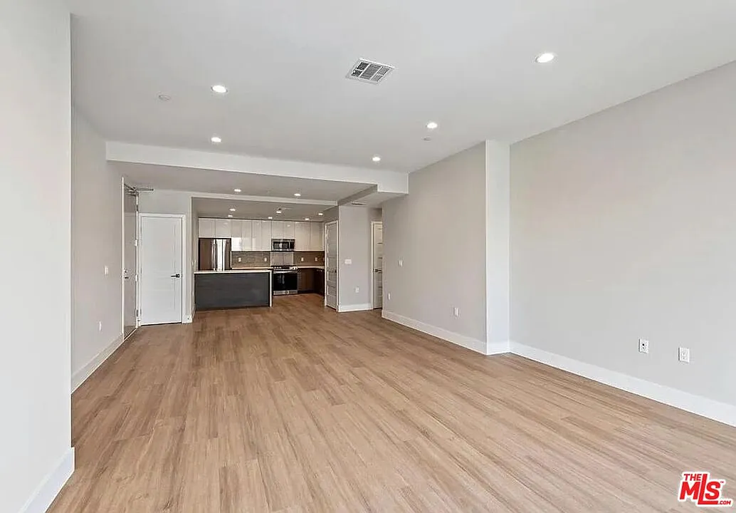3 bed, 3.5 bath, 1984 sqft, $6,495 — Photo 2