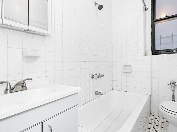 5th image of 30 Seaman Ave APT 4m