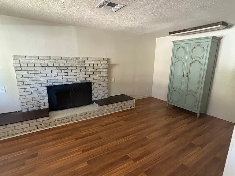 910 N Watson Ave — Photo 3