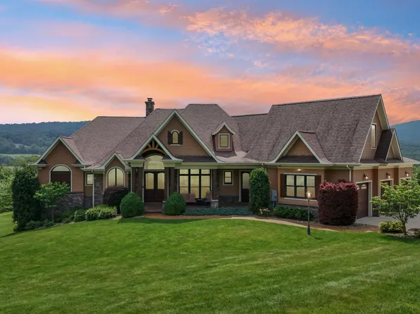 2017 Thunder Ln, Latrobe, PA 15650