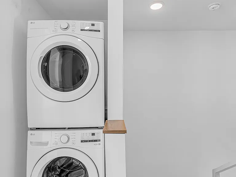 2000 N Beachwood Dr #101 — Photo 4
