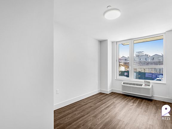 5th image of 2069 Honeywell Ave