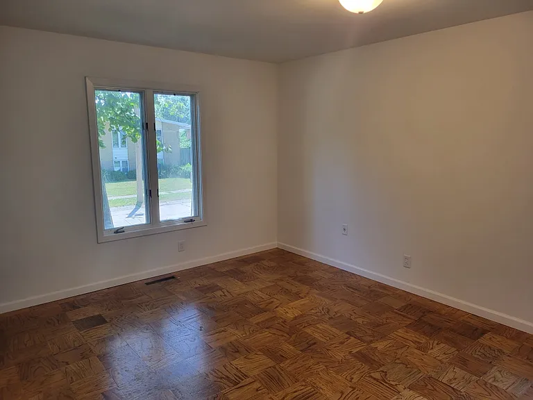 305 Naples Dr — Photo 10